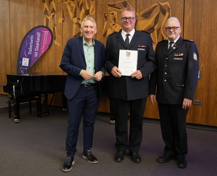 Landrat Patrik Lauer, der neue Kreisbrandmeister Carsten Gall und Kreisbrandinspekteur Bernd Paul (von links). Foto: Landkreis Saarlouis/Ulrike Paulmann